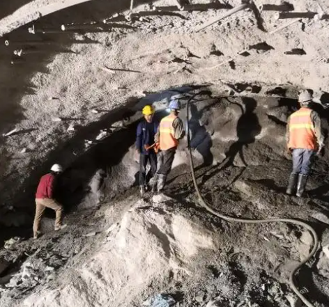 道外拱顶带模注浆料的施工流程及注意事项